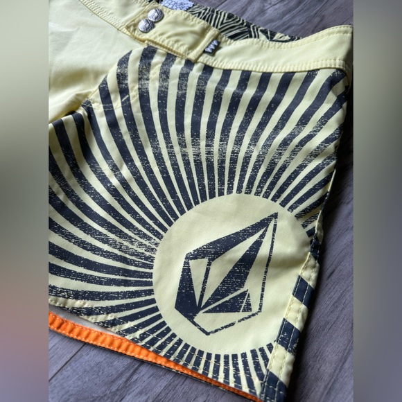 Volcom Miss Mod Boardshorts Pockets and Rubber Embellishments in Yellow Size 3 - Picture 3 of 9